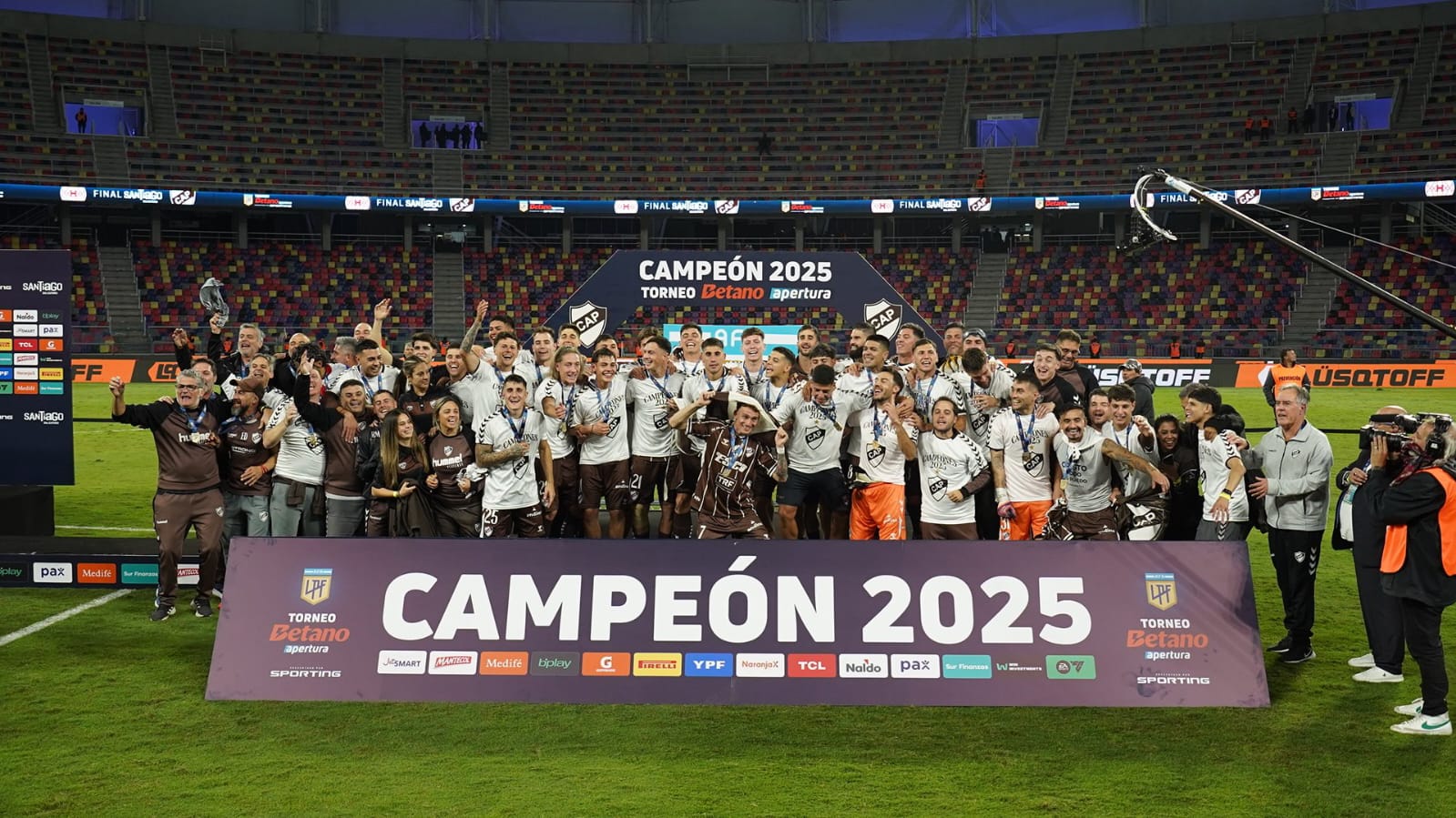 EL CALAMAR GRITÓ CAMPEON EN SANTIAGO 